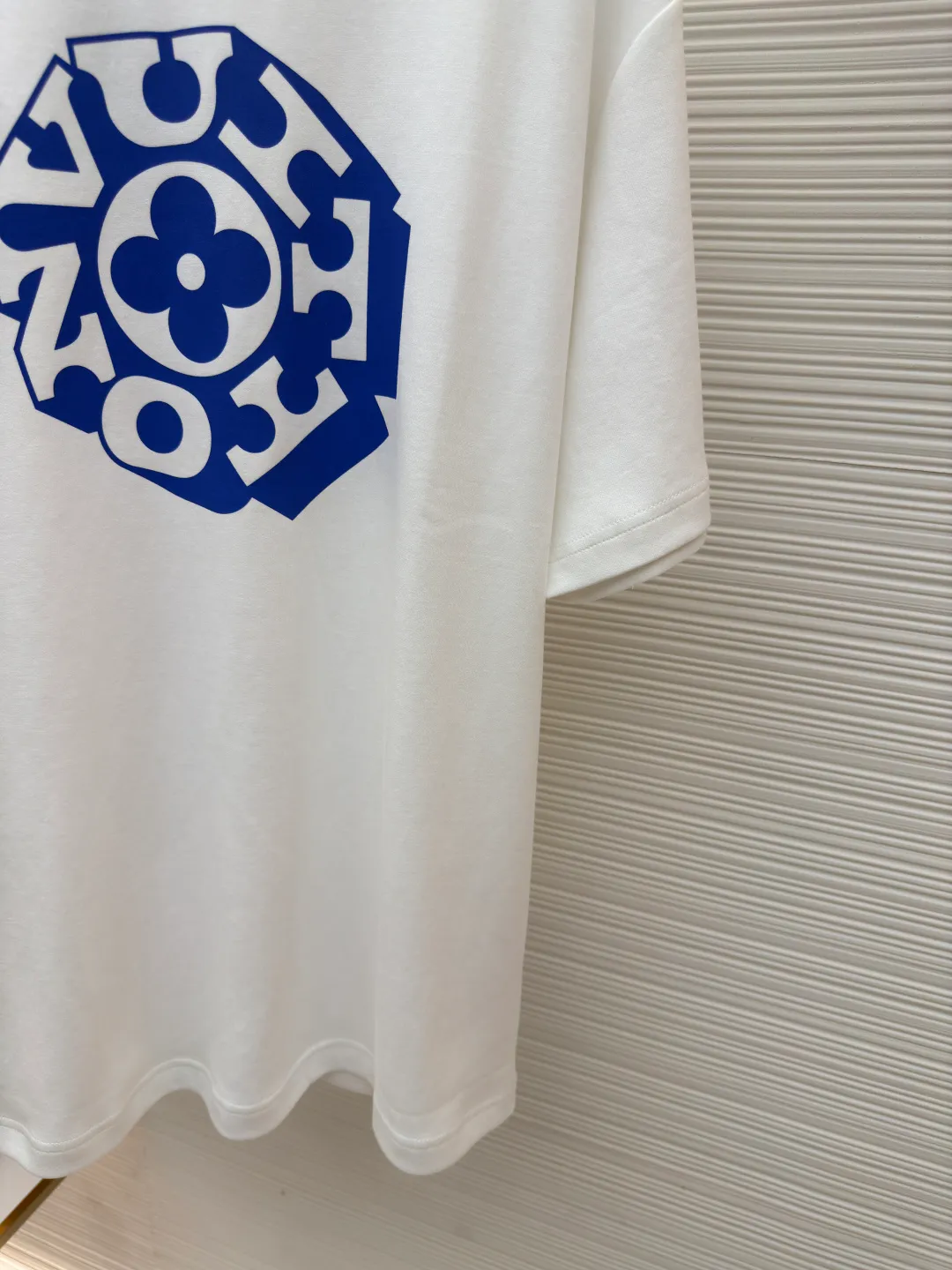 LOUIS VUITTON ●Description: 100% pure cotton texture, soft and waxy, and first-class skin-friendly. There is no itching feeling when worn on the body, especially suitable for wearing close to the body! The printing pattern on the chest, the blue printing color is rich and pure, accurately leaking onto the T-shirt along the screen, printing full colors over and over again, The high-temperature fixation locks the ink and the pure cotton fabric firmly, so that the printing not only feels slightly raised and three-dimensional, but the overall alignment is straight and delicate, the fabric is comfortable and soft, and the color is consistent without color difference. It can be matched with the same style to create a fashionable look and control various occasions. Customized accessories, complete with three standards, the same style for men and women!